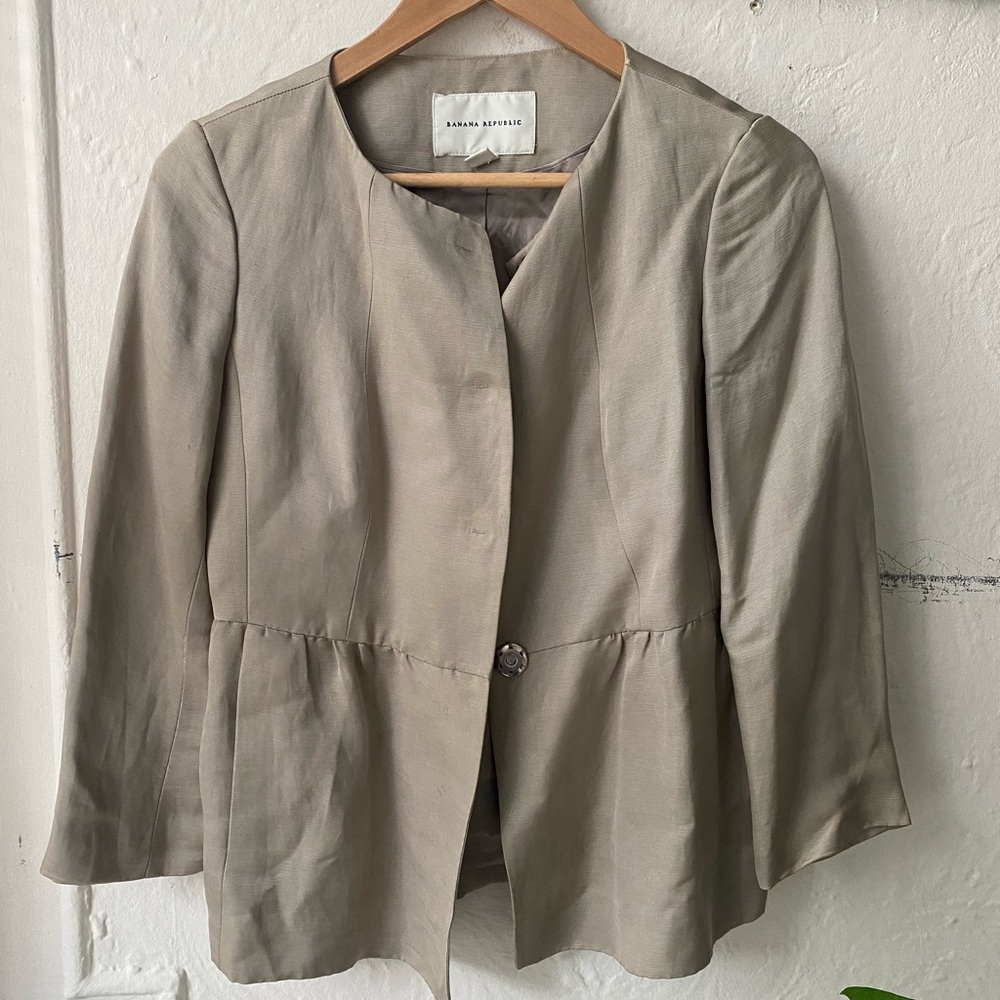 Adorable  peplum style Banana Republic jacket with pockets